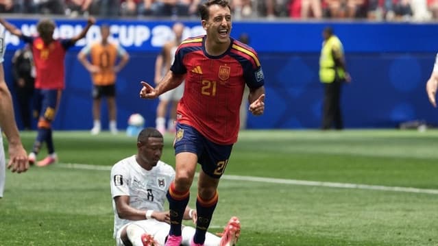Tây Ban Nha 3-0 Áo: Oyarzabal lập cú đúp đưa La Roja vào vòng 1/8