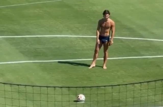 Nắng nóng World Cup 2026: Ferran Torres mặc đồ bơi tập luyện
